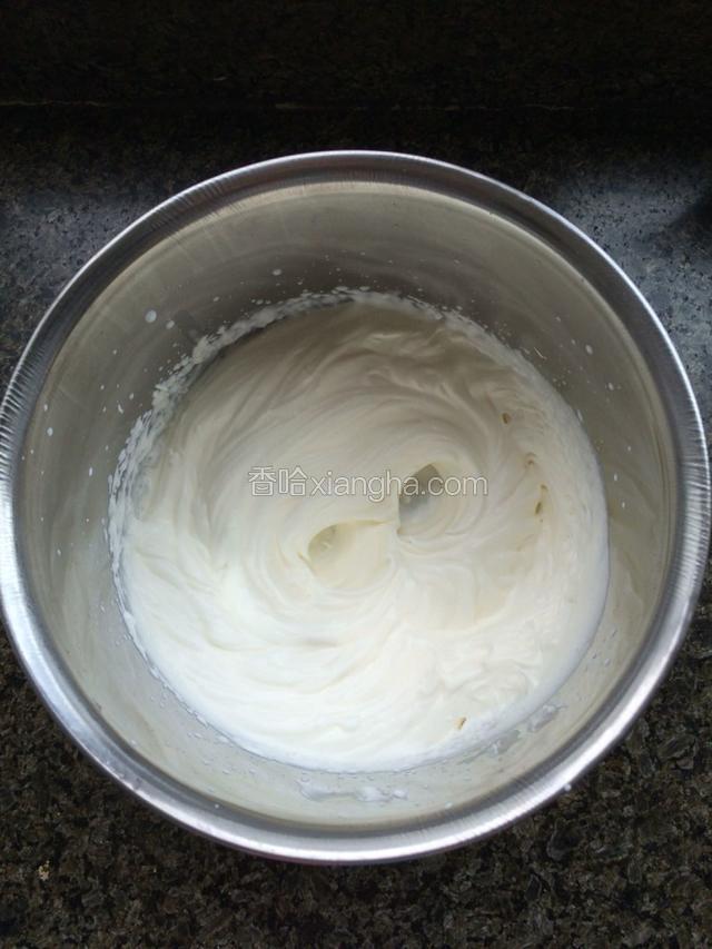 打发淡奶油到七分，即出现纹理就可以