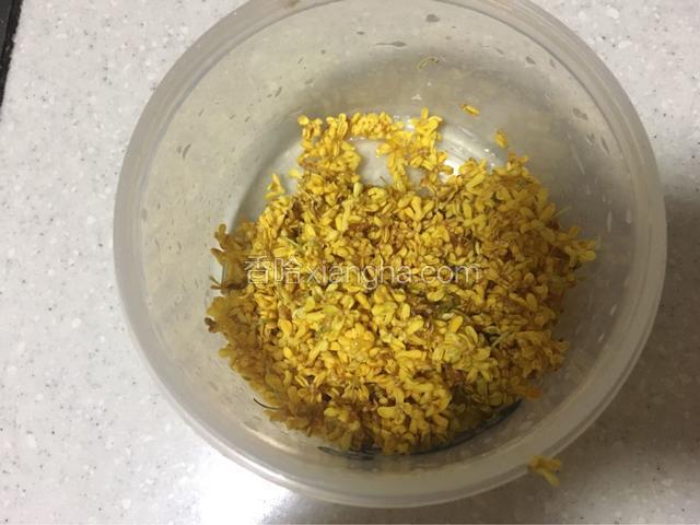 几分钟后把桂花从碗中捞出，并轻轻捏干水分，备用，