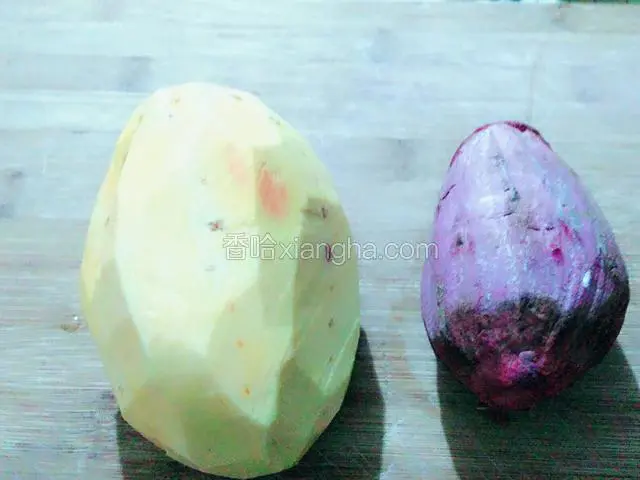 紫薯，红薯，去皮洗干净。