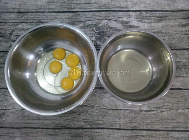 把蛋黄和蛋白分离装入无水无油的干净容器里，只需三个蛋白，分离出来的蛋黄加入全蛋容器里。