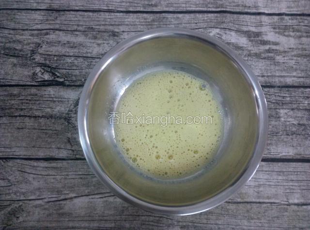用电动打蛋器打成粗泡。