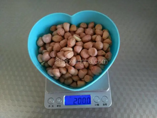 首先把花生量好克数。