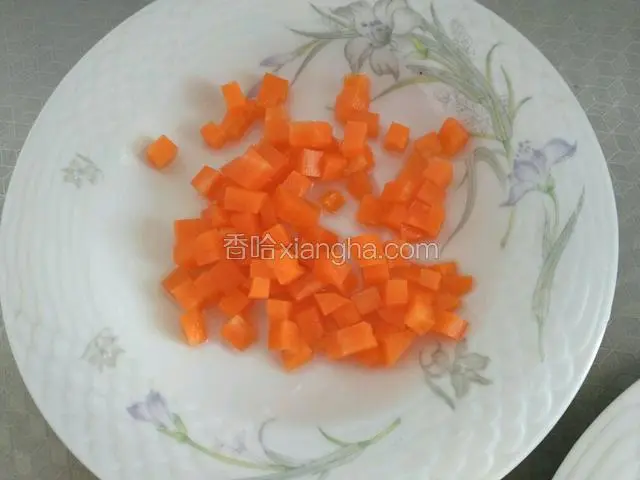 焯好捞出来备用。