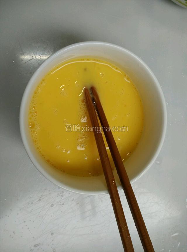 鸡蛋打散，加入适量的白酒及清水，搅拌均匀