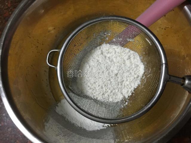 低筋面粉过筛加入蛋黄中，快速翻拌至无干粉（注意用翻拌不要搅拌划圈，以免面粉起筋）