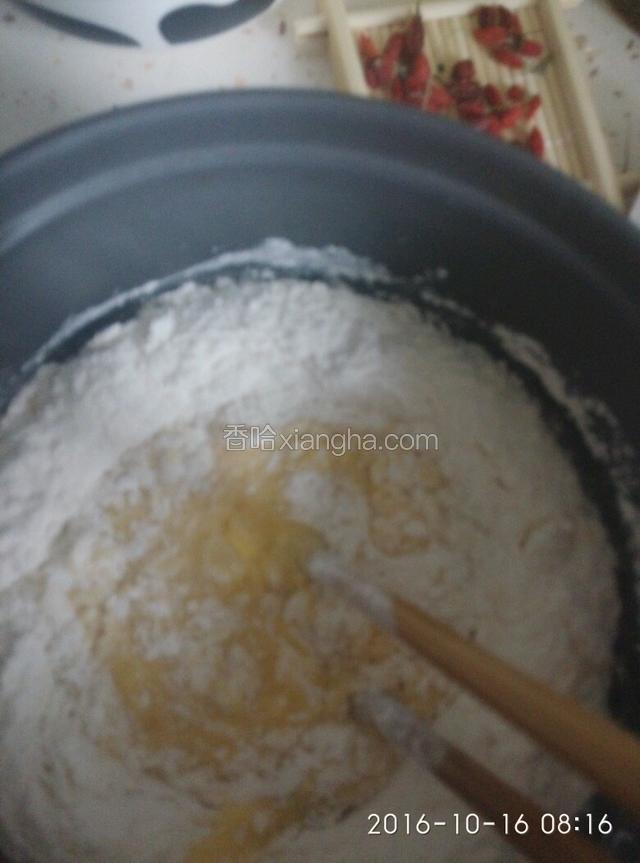 把色拉油、牛奶和20克糖放入蛋黄中，用筷子搅打均匀，再倒入面粉搅拌。