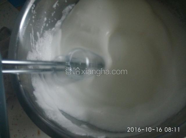 把剩下白糖1/2加入，继续搅打约3-4分钟，泡泡变小。