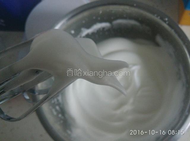 随时提起打蛋器看看蛋清上的尖角能否在提起时向上翘。如果有了尖角，却不能向上翘，还要继续打。直到上翘就打好了。这时的蛋清非常细腻，无泡泡，有可塑性。