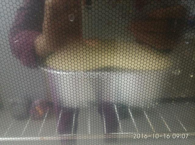 烤箱预热五分后放入中下层，上下火130度，烤55分。烤箱不同，根据经验适当调整时间。