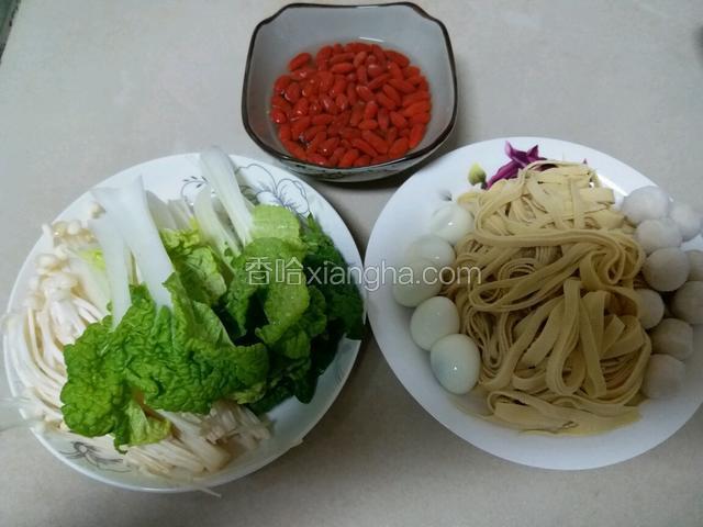 准备清洗好的菜心、金针菇，泡好的枸杞，速冻鱼丸，把千张切成长条，和剥好的鹌鹑蛋。