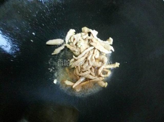 起油锅，放稍多油，爆香蒜末，把瘦肉条倒入爆炒熟，铲起。