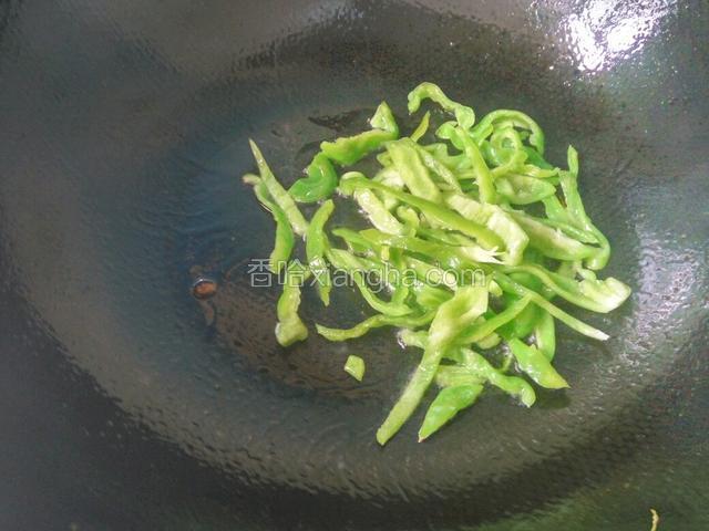 锅烧热放油，倒入青椒煸香