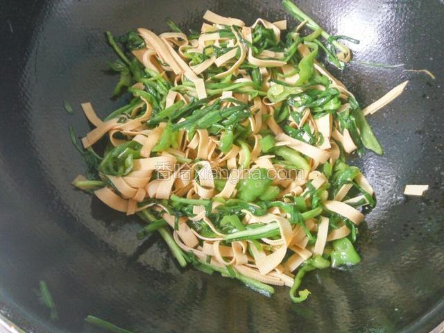 韭菜炒软放入盐和生抽，炒匀就可以
