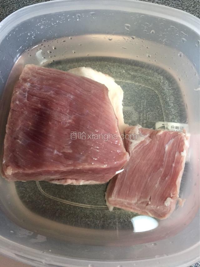 牛肉泡在清水里，期间换几次水，泡到没有血水后沥干水分。