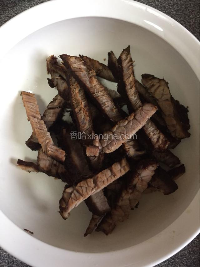 卤煮好的牛肉切筷子一般粗的条。