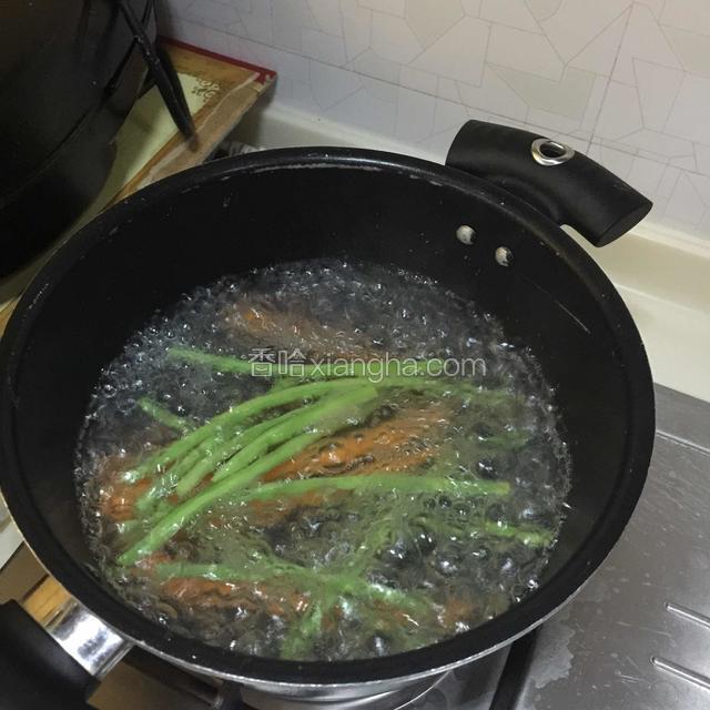 胡萝卜和豆角烫水后过凉水，控干水分