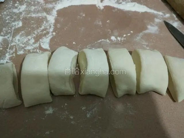 面团拿出来，撒点干面粉用手再揉一揉排气，刷成条用刀切成均匀的面剂子