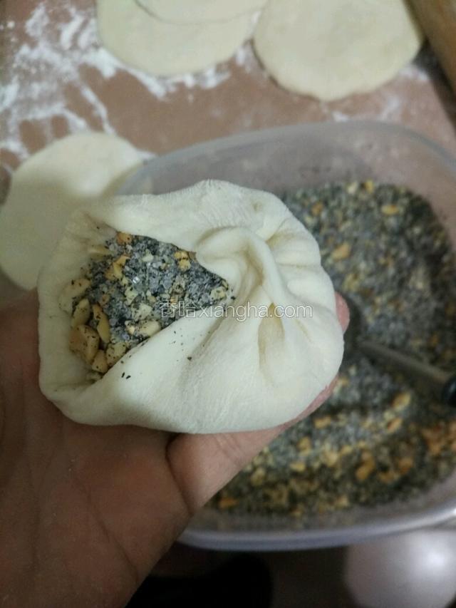 左手拖住面皮，利用右手大拇指和食指捏出褶子（大拇指不动，跟着食指沿着边沿折出褶子）