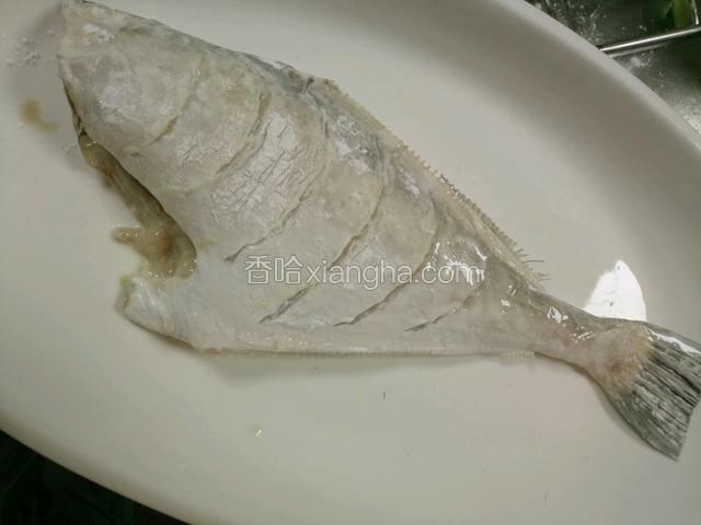鱼身洗净，用淀粉轻微的涂抹全身。