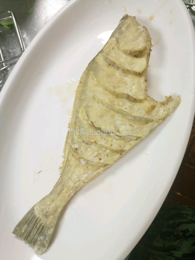 有平底锅的建议用小火两面煎，不过我们酒店要的是卖相和速度，所以我就以油炸为例。依旧是黄金鱼身。
