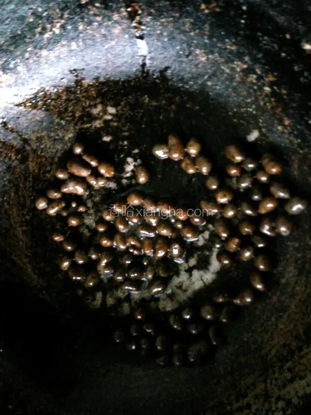 热锅凉油，放入山药豆炒匀，加盐