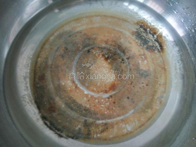 锅里放入清水，开火