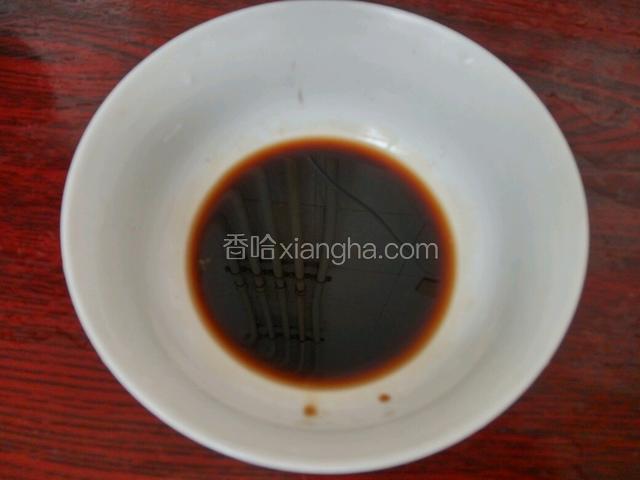 碗内放入少许蚝油，白糖，盐和醋，调拌成汁