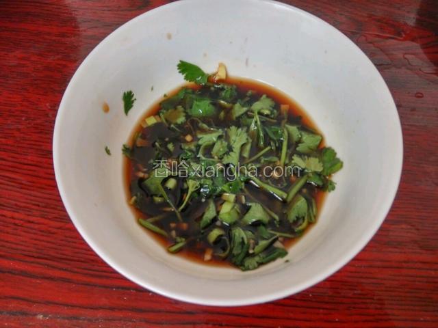 把姜，葱花和香菜放入调料汁里，加入少许清水