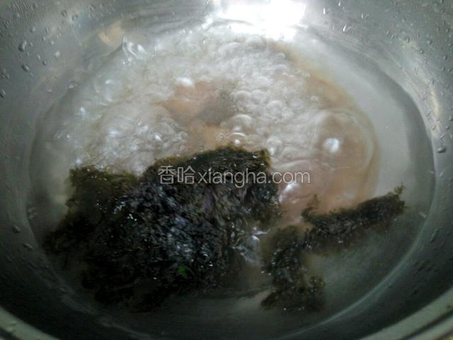 水煮开以后下入紫菜