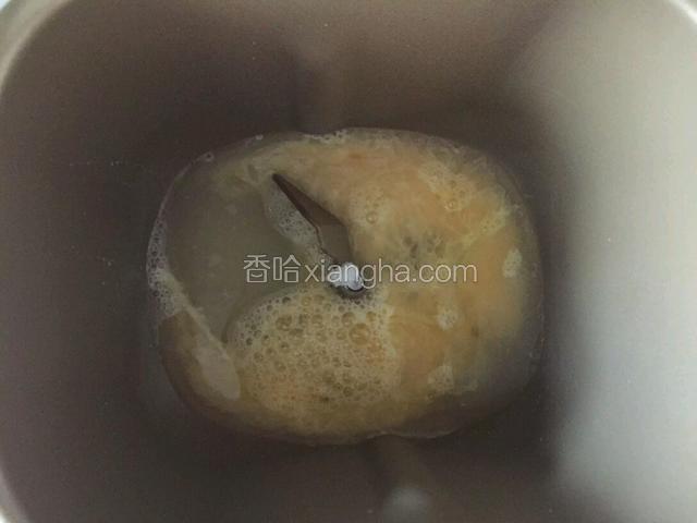 先加入液体，蛋液，水，炼乳，盐糖对角放