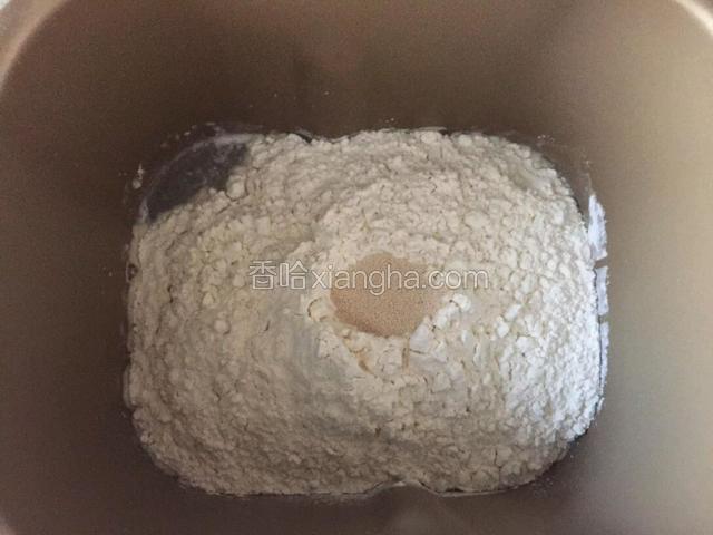 加入面粉，上面放酵母