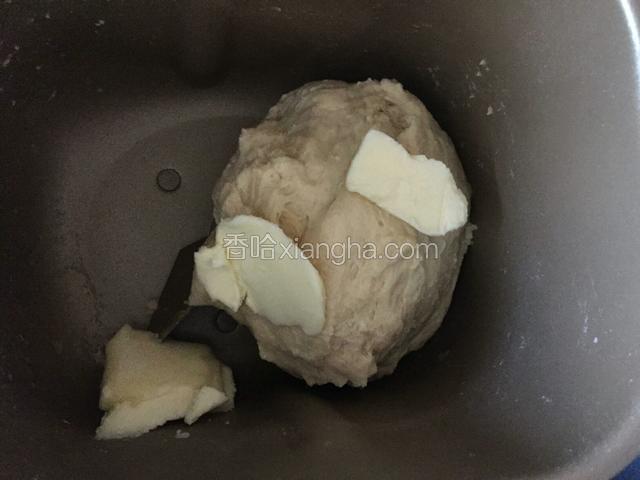 揉匀后加入软化的黄油继续揉
