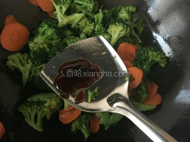 翻炒，加入盐，耗油调味