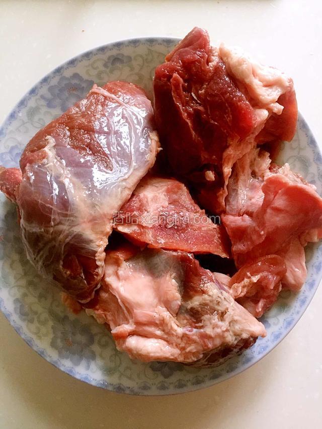 醒面的过程中做西红柿牛肉汤，洗净牛肉。