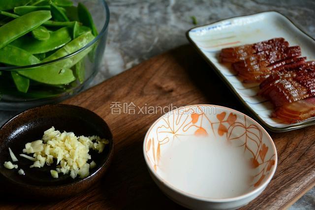 泡适量的水淀粉，将蒸腊肉的汤汁倒入水淀粉中。