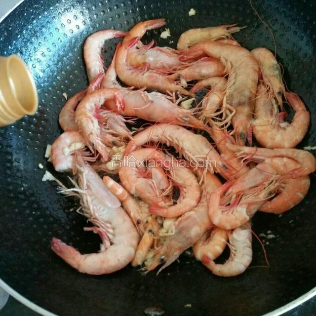 调入少许料酒，一点点水，中小火稍微焖焖