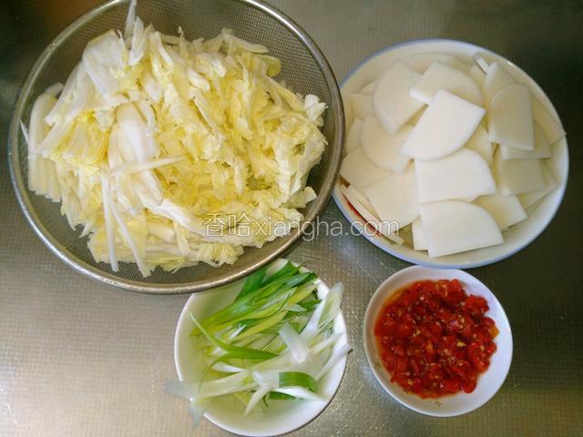 饵块切片，白菜、葱切丝备用。