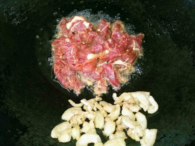 把油渣推一边，下肉片翻炒至变色断生铲起来备用。
