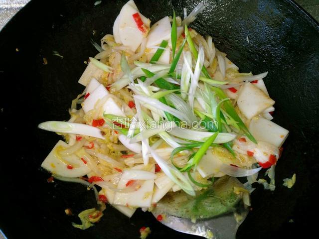 待饵块炒软放入葱和肉片继续翻炒，调味即可。