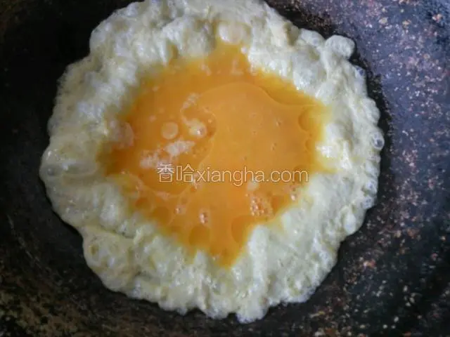锅中注入适量胚芽油，五成热倒入蛋液