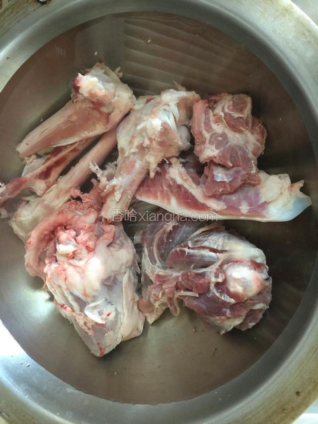 羊腿骨、羊肉和羊心凉水下锅焯水去血沫。