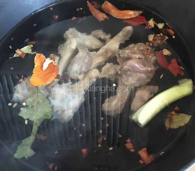 羊肉、腿骨加调料，清水下锅大火烧开转小火炖煮。