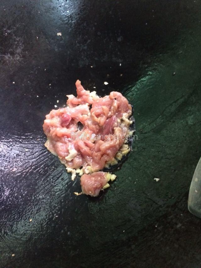 放入瘦肉翻炒