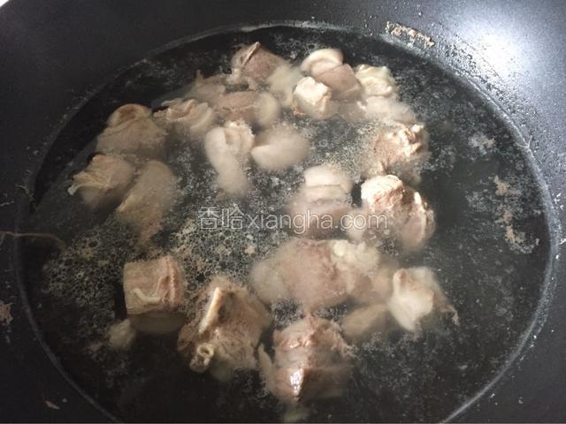 将羊肉焯水。