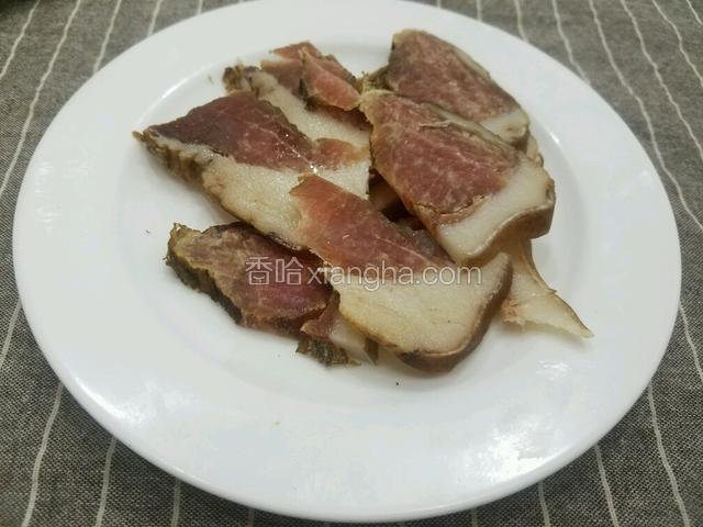 将腊肉切成片。