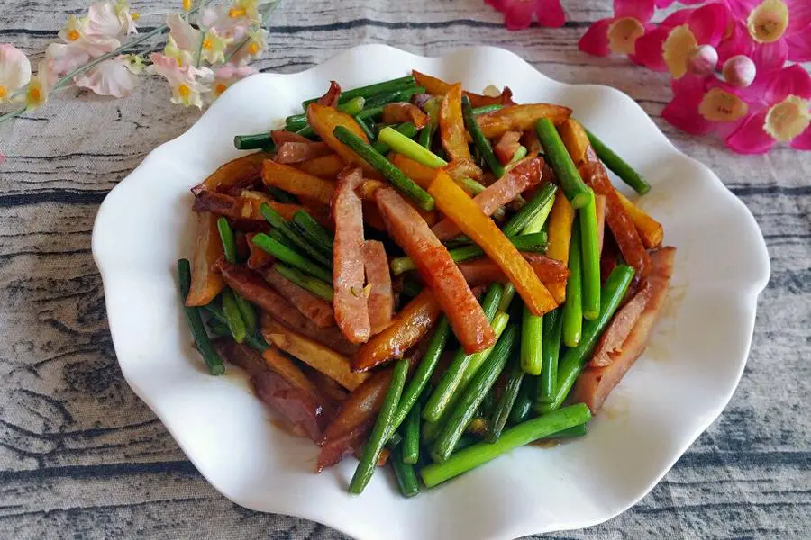 红肠蒜苔土豆条