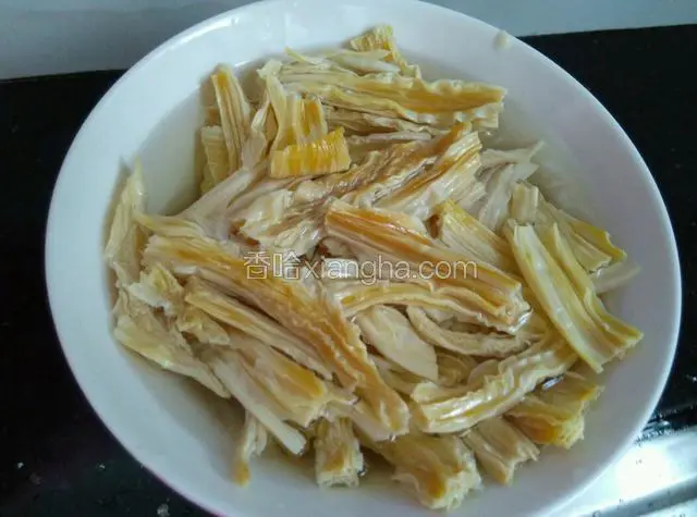 豆腐皮切好泡软。