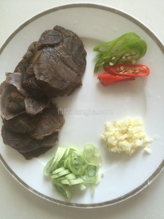 酱好的牛肉（酱牛肉的做法参见本人以前的菜谱）切片，葱、蒜切末，尖椒切丝备用。