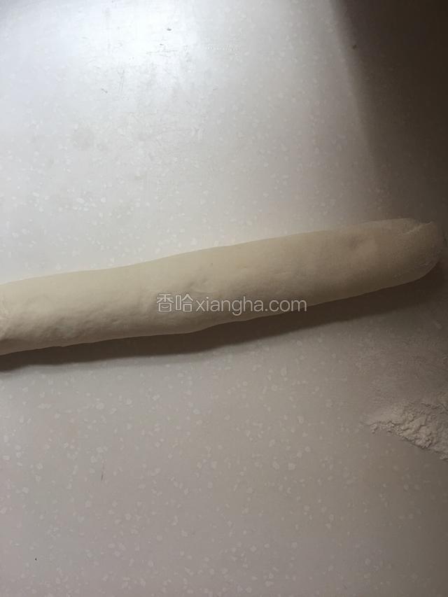接下来把醒好的面团揉成光滑的面团