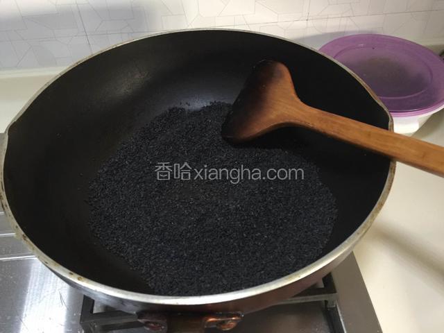 黑芝麻洗净控干水分放入锅中小火炒熟